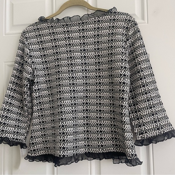 ❤️2/$15 or 3/$21❤️ NWT Nicola Black/White w/Ruffles Top, Size Medium - Picture 2 of 7